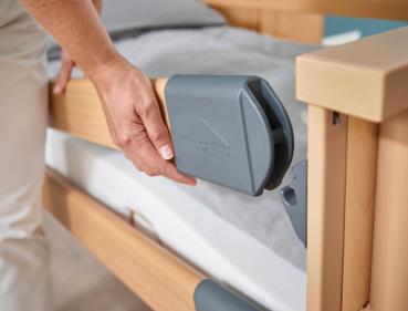 Pflegebett DALI mit Holzhaube und Bluetoothhandschalter